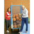 Berta Martínez y Chuchi Fernández posan con una jaula de balones.-PABLO REQUEJO