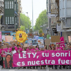 Miembros de la plataforma 18-M y familiares de Leticia Rosino ayer en Zamora durante la manifestación en memoria de la mujer asesinada.-ICAL