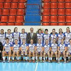 Jugadoras, cuerpo técnico y presidente del BMAula Valadolid posan con su nueva uniformidad con el patrocinio principal de Alimentos de Valladolid.-EL MUNDO