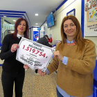 Marta y Patricia muestran un cartel que anuncia el boleto millonario sellado en la Administración de la calle Santa María de Tordesillas.-MIGUEL ÁNGEL SANTOS