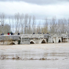El Pisuerga ciega los ojos del puente de Simancas.-ICAL