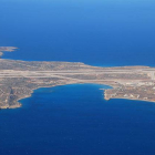 Vista aérea del aeropuerto de la isla griega de Kárpatos desde el interior de un Lauda Air antes de aterrizar.-Foto: WIKIMEDIA COMMONS / TRAINLER EIGINES WERK