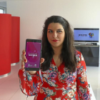 Anabel Vázquez, responsable de la León Pass en Proconsi, muestra la tarjeta turística y comercial.-EL MUNDO
