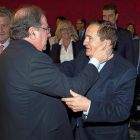 Juan Vicente Herrera saluda a Juan José Lucas durante el acto.-PABLO REQUEJO