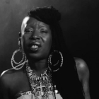 Shirley Davis durante un momento de un videoclip.-YOUTUBE