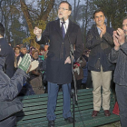 Rajoy dio un mitin subido en un banco, como hizo hace nueve años, en los jardines de La Mota, Benavente.-ICAL