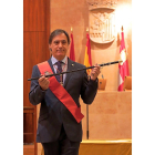 García Carbayo, con el bastón.-ICAL
