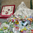 Estatua de Santa Teresa engalanada de flores-Ical