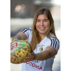 Elisa Castro posa sonriente con la camiseta de su equipo y con un oval.-MIGUEL ÁNGEL SANTOS