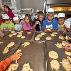 Un grupo de niños participa en un taller de elaboración de pan.-ICAL