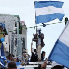 Miles de nicaraguenses protestan este domingo en San Jose  Costa Rica.-EFE / JEFFREY ARGUEDAS