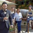 El sumiller Bruno, en primer término, con sus hermanos Federico y Patricia, y su madre Lola (centro), en el patio del establecimiento.-ARGICOMUNICACIÓN