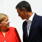 Angela Merkel y Pedro Sánchez, este sábado, antes de comenzar su desayuno de trabajo.-MARCELO DEL POZO (REUTERS)