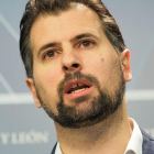 Luis Tudanca, ayer en su comparecencia en la sala de prensa de las Cortes.-ICAL