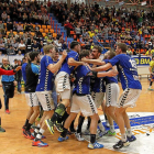 El Atlético festeja en el pabellón Artaleku ante el Bidasoa su ascenso directo a la Asobal, el pasado mayo.-ARABA PRESS