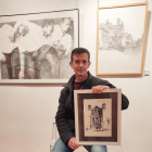 Santiago Bellido posa junto a varias de sus obras en Rafael. | E. M.