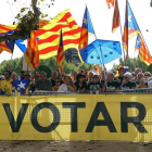 Partidarios de la consulta se han concentrado a las puertas del Parlament donde esta tarde se ha aprobado en un pleno extraordinario la Ley catalana de Consultas-Foto: EFE / TONI ALBIR