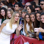 La actriz Kira Miró junto a algunas seguidoras.-J. M. LOSTAU