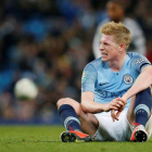 De Bruyne, tras caer lesionado.-REUTERS / ANDREW YATES