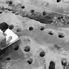 Federico Wattenberg dibuja la muralla de ‘El Soto’; a la izquierda, planta del poblado II-3, de Palol y Wattenberg; restos de una casa del segundo nivel de habitación y emplazamiento de la zona arqueológica. ELOÍSA WATTENBERG - MUSEO DE VALLADOLID - REAL ACADEMIA DE LA PURÍSIMA CONCEPCIÓN - JCYL