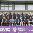 Plantilla del UEMC Real Valladolid junto a su patrocinador y mecenas. / RVB