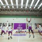 Entrenamiento del UEMC Real Valladolid Baloncesto en el frontón de Pisuerga. / RVB
