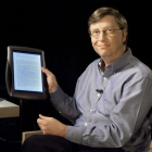 Bill Gates muestra el primer tablet que lanzó Microsoft en el 2000 con pantalla táctil.-AP