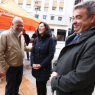 El candidato de Ciudadanos (Cs) a la presidencia de la Junta, Francisco Igea (I), junto al candidato al Congreso por León, Justo Fernández (D), y la candidata a la alcaldía de Ponferrada, Ruth Morales, durante su visita a la carpa ciudadana de Ponferrada-ICAL