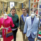 Alfonso Martínez y Jaime Curiel, socios de la marca Solera, en la nueva tienda abierta en la capital vallisoletana-J. M. LOSTAU