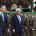 El presidente del Gobierno, Pedro Sánchez, junto al el primer ministro de la República de Portugal, Antonio Costa, pasan revista a las tropas a su llegada a la XXX Cumbre Hispano-Portuguesa-ICAL
