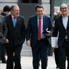 El portavoz del PNV, Aitor Esteban, acompañado de otros diputados al llegar la pleno del Congreso.-JUANJO MARTIN / EFE
