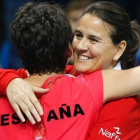 Conchita Martínez se abraza con Carla Suárez.-AFP