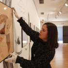 La artista Saelia Aparicio última el montaje de su exposición 'Espeleología epidérmica' en el DA2 de Salamanca-Ical