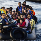 Un grupo de refugiados llegan a la isla de Lesbos en Grecia en octubre del 2015.-DIMITAR DILKOFF