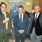 El director general del Cuerpo Nacional de Policía, Ignacio Cosidó (c), el delegado del Gobierno en Castilla y León, Ramiro Ruíz Medrano (d) y el ciudadano que ha recibido el primer DNI electrónico 3.0-Efe