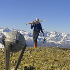 Un montañero alcanza la cumbre del Pico Lezna con los Picos de Europa al fondo.-N.S.