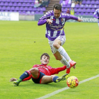 Guzmán intenta eludir la entrada de un rival en el partido frente a Osasuna.-J. M. LOSTAU