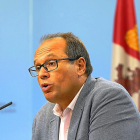 El gerente de Servicios Sociales, Carlos Raúl de Pablos, anuncia medidas para compensar la revalorización de las pensiones.-ICAL