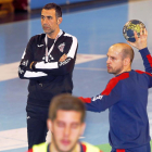 Pisonero observa su primer entrenamiento con el Recoletas.-ICAL