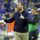 Sergio da indicaciones junto al banquillo en el partido frente al Atlético.-J. M. LOSTAU