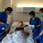 Paciente hospitalizado en uno de los hospitales Recoletas Red Hospitalaria utilizando una de las tablets obtenidas por el Grupo.- RECOLETAS RED HOSPITALARIA