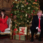 El presidente de EEUU, Donald Trump, y su esposa, Melania, en su club de Mar-a-Lago, en Florida.-NICHOLAS KAMM / AFP