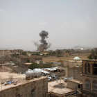 Humo se eleva después de un bombardeo en Yemen.-MOHAMED AL-SAYAGHI (REUTERS)