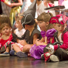Una de las niñas asistentes bosteza ampliamente durante el desfile de disfraces que cerró las fiestas.-Pablo Requejo
