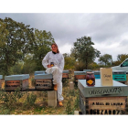 Laura Fernández Gago extrae miel pura de brezo, encina y roble procedente de 500 colmenas. | E.M.