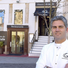 Gonzalo Sendín, ante la fachada del mesón familiar, que está junto a la Plaza Mayor de Salamanca.-ARGICOMUNICACIÓN