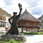 ‘Escultura de un simio’, obra de Domingo González Carocos en Vega de Valcarce.-CONSEJO COMARCAL DE EL BIERZO