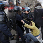 Enfrentamientos entre manifestantes y policías en la Gare de Lyon.-(AP PHOTO FRANCOIS MORI)