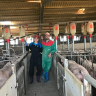 Los hermanos Carmen y Roberto López, dedicados a la cría de tostones, en su explotación de Poveda de las Cintas (Salamanca).-EM