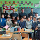 Roberto Pérez, Javi Díaz y Rubén Río con los alumnos.-EL MUNDO